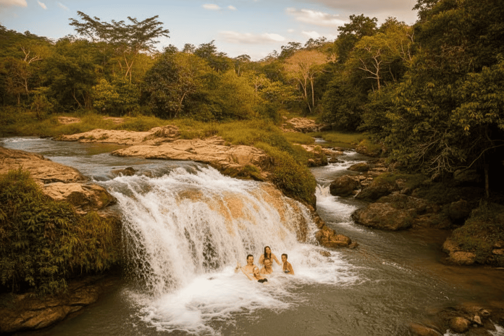 Vừa ngắm cảnh Bản Hiêu, vừa tắm suối Thác Hiêu.